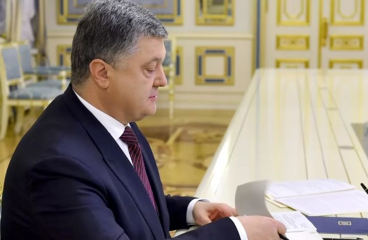 Президент Украины Петр Порошенко внес в Раду как безотлагательный законопроект о создании антикоррупционного суда