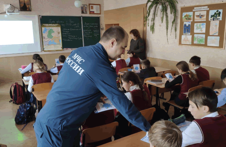 Севастопольские спасатели продолжают проводить просветительскую работу со школьниками города