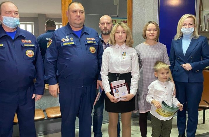 Представители ОНФ в Подмосковье и Россоюзспаса наградили школьницу из Ногинска за спасение ребенка