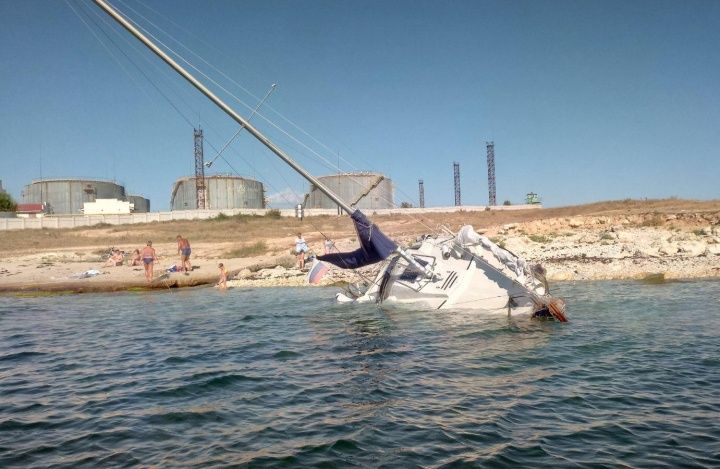 Севастопольские спасатели оказали помощь тонущему судну