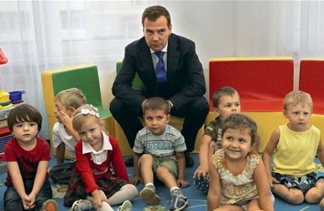 Медведев предложил совместить школы и детские сады