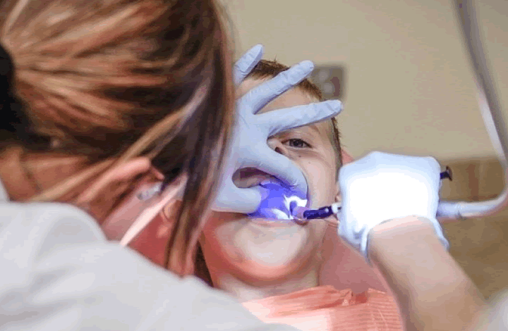 Правда ли, что химики научились выращивать зубную эмаль? Объяснил стоматолог