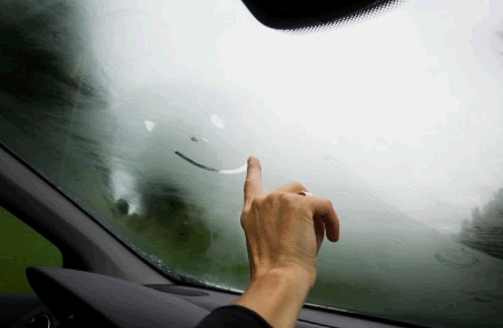 Как устранить запотевание стекол в машине?