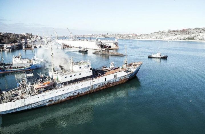 Корабль настоящий, пожар – условный: севастопольские огнеборцы провели учения на транспортном рефрижераторе «Мангуп»