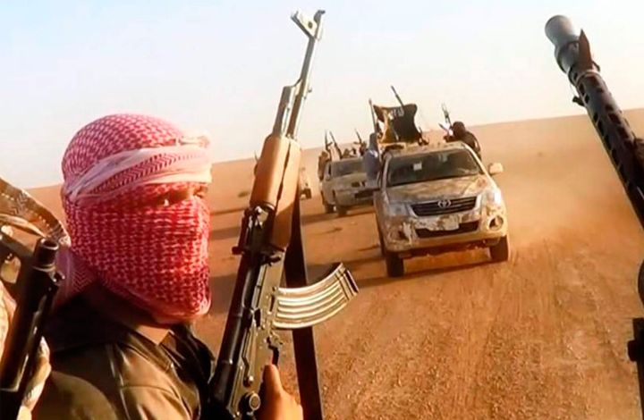 Военный эксперт: боевики ИГ* бегут из Сирии в "раскрытые объятья" соседей