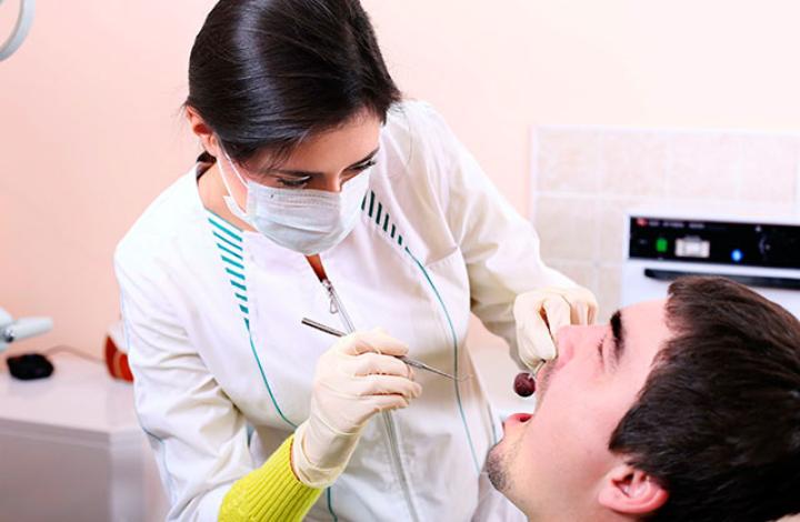 Стоматолог назвал способ победить запах изо рта