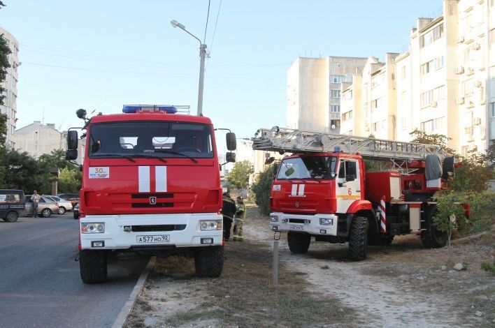 Севастопольские огнеборцы ликвидировали пожар в многоквартирном доме по улице Тараса Шевченко