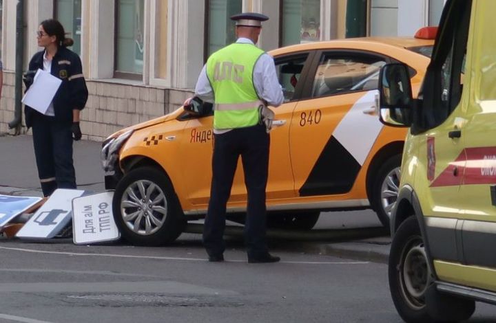 Запутался в педалях: таксист объяснил причину ДТП в центре Москвы