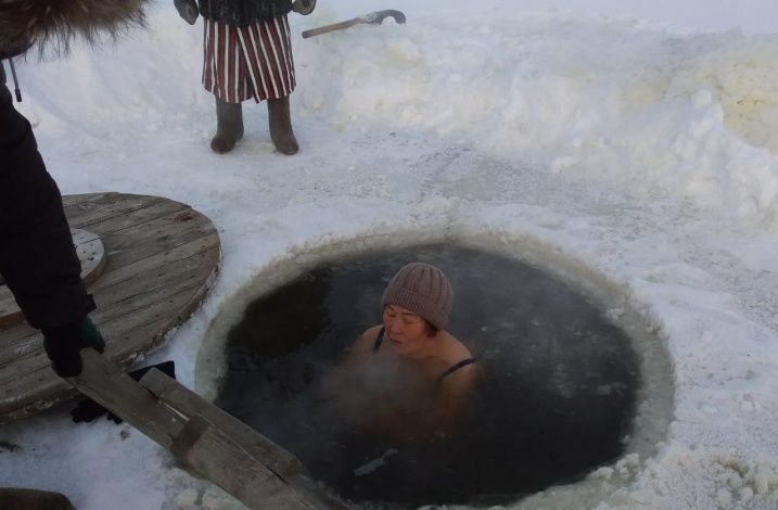«Моржи» из Якутии продолжают купаться в минус 50 градусов