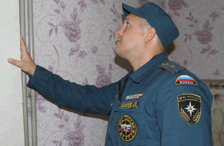 Специалисты МЧС проводят профилактические рейды по безопасному использованию печного отопления в домах Севастополя