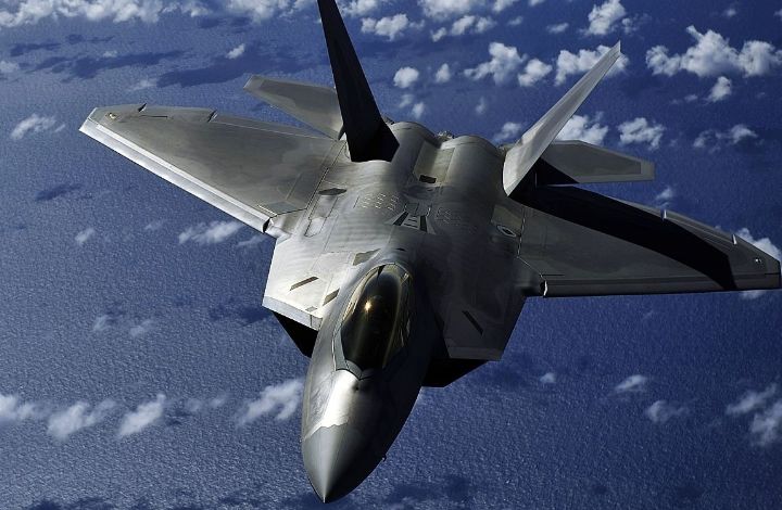 "Прощупывание ситуации". Военный эксперт о провокациях F-22 в Сирии