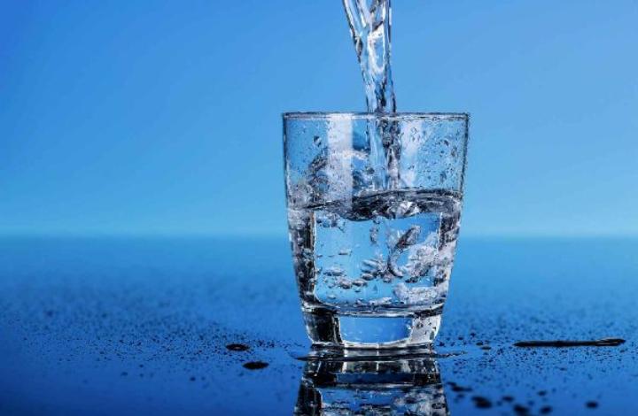 Эксперт объяснил, какую нужно пить воду, чтобы не болеть