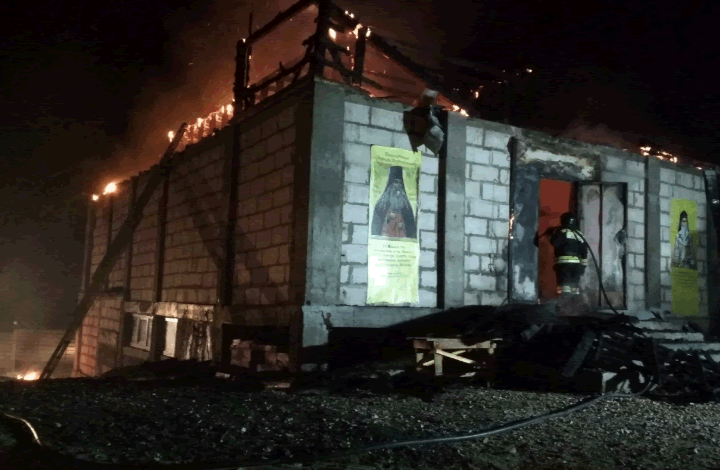 В выходные огнеборцы Севастополя ликвидировали пожар в одном из строений мужского монастыря Паисия Величковского