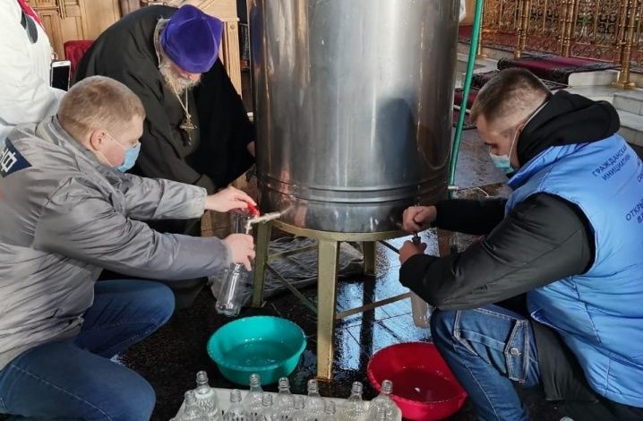 Подмосковные активисты ОНФ развезли крещенскую воду ветеранам и врачам Щелкова