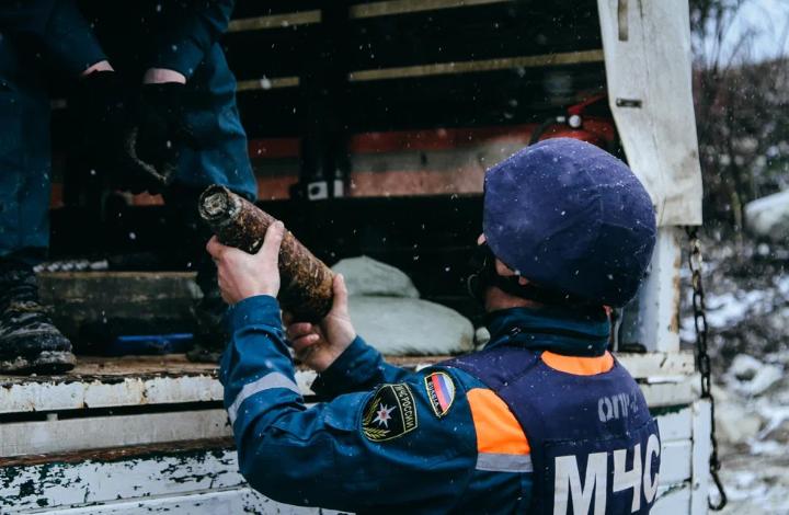 Почти сотню взрывоопасных предметов военного времени обнаружили и уничтожили севастопольские сотрудники МЧС России