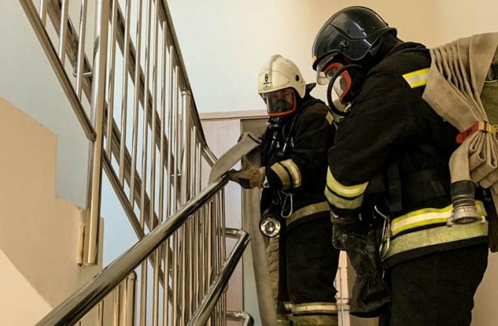 В преддверии нового учебного года спасатели провели пожарно-тактические учения в одном из образовательных учреждений города