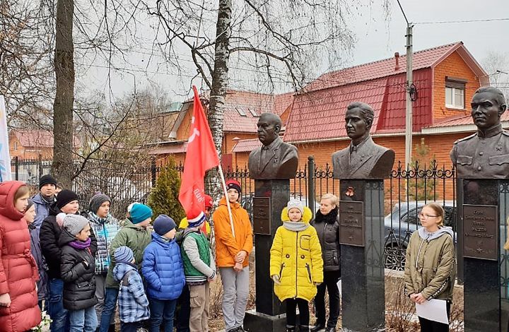 Активисты ОНФ в Подмосковье провезли школьников по героическим местам обороны столицы