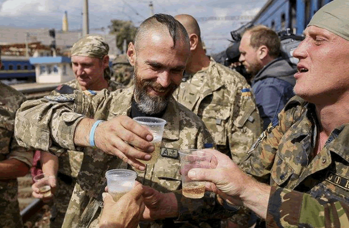 "Пьянство и мародерство". Украинский политик рассказал о состоянии ВСУ
