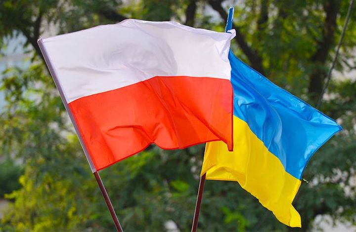 Политолог объяснил тревогу Варшавы из-за оттока из Польши украинцев