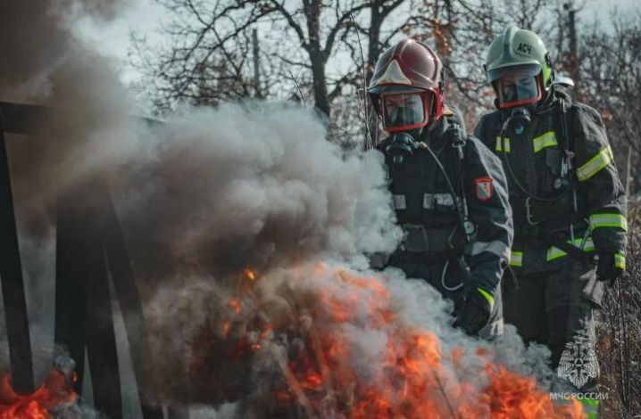Огнеупорная красота: севастопольские сотрудницы МЧС России не боятся дыма и пламени