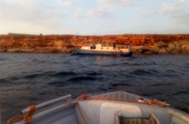 В акватории Севастополя сотрудники МЧС сняли с мели катер, потерявший ход, и спасли двух человек