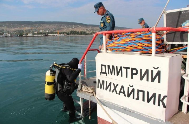 Севастопольские и крымские спасатели МЧС России продолжают работы по разминированию теплохода «Жан Жорес»