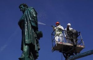Более 1,1 тыс. памятников промоют в Москве в апреле