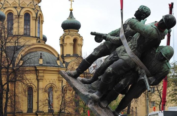 «Новая волна войны с советскими памятниками в Польше»
