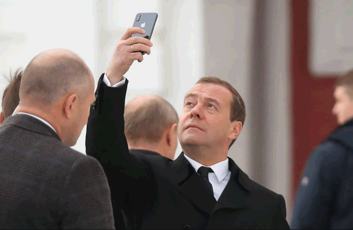 Цугцванг имени любителя гаджетов или зачем продлили Медведева