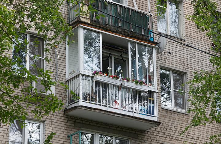 Россиян предупредили об опасности сушки белья на балконах