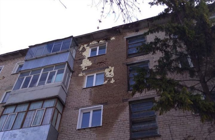После обращения ОНФ управляющую компанию обязали отремонтировать крышу в многоквартирном доме в деревне Устье