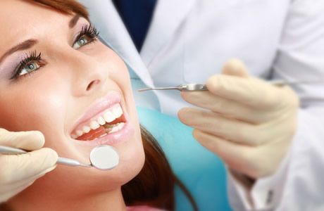 Причины возникновения зубной боли под коронкой
