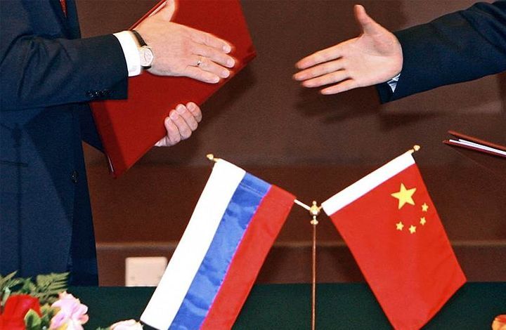 Эксперт: действия США толкают Россию и Китай "в объятия друг друга"