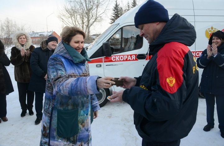 Президент АО «ТВЭЛ» Наталья Никипелова вручила зеленогорским медикам ключи от новых автомобилей «скорой помощи»