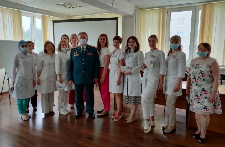 Активисты ОНФ в Подмосковье вручили медикам сертификаты в салоны красоты