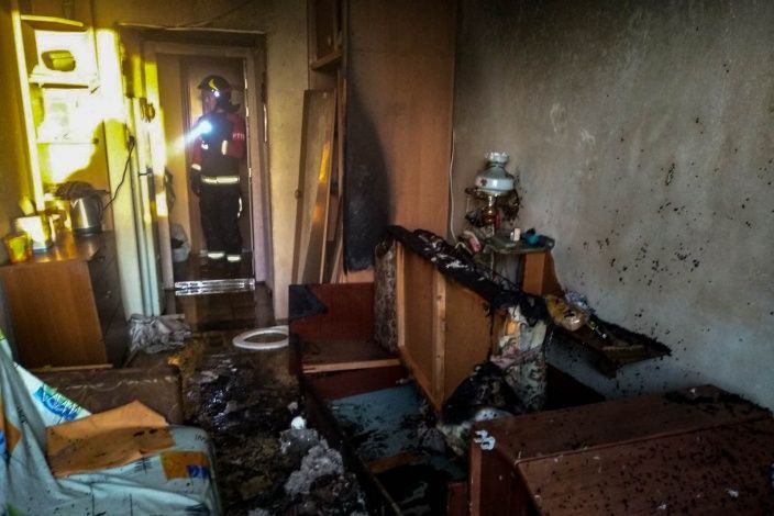 В Севастополе сотрудники МЧС ликвидировали пожар в квартире по улице Героев Подводников и вынесли из огня мужчину