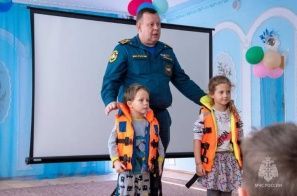 Малышам – о безопасности: в Севастополе сотрудники МЧС знакомят дошкольников с правилами поведения на воде