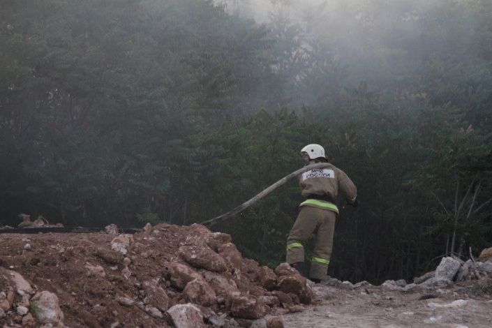 Севастопольские огнеборцы МЧС ликвидировали пожар в районе садоводческого товарищества «Сокол»