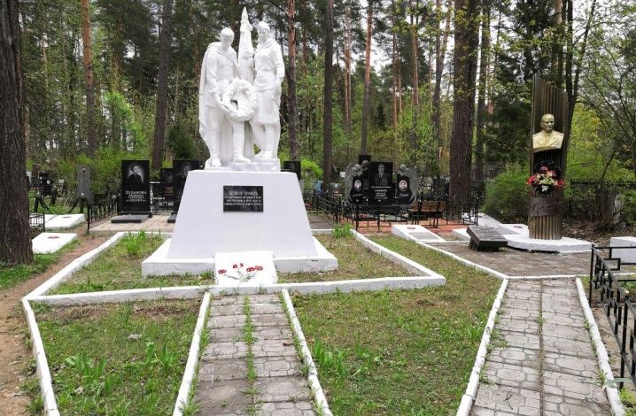 Активисты ОНФ в Подмосковье помогли благоустроить место захоронения авиаторов-фронтовиков на Монинском военном кладбище
