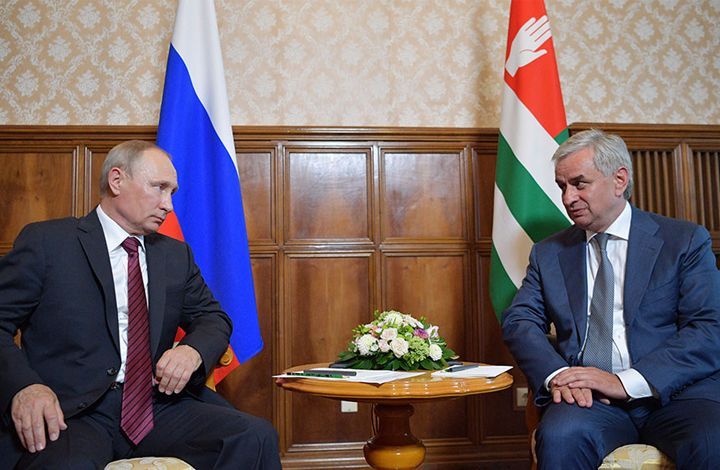 Политолог: реакция Госдепа США на визит Путина в Абхазию похожа на "шаблон"