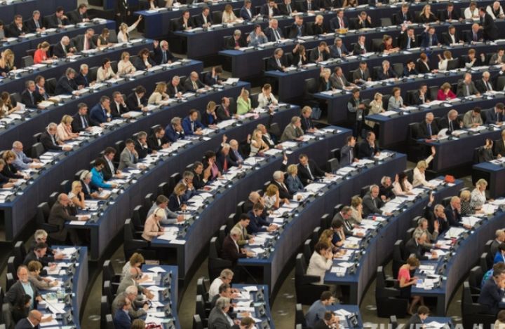 Европарламент одобрил санкции против Польши