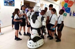 Школа в Бразилии обучает детей при помощи манипулятора Promobot Rooky