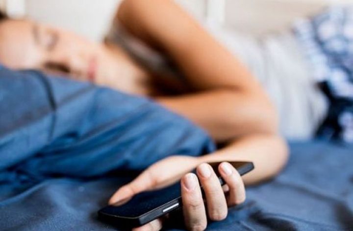 Сомнолог: нужно ограничить общение со смартфоном перед сном