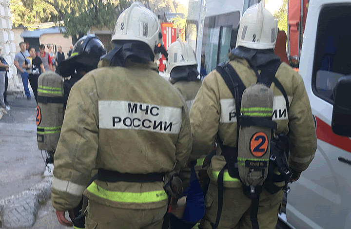Севастопольские огнеборцы спасли на пожаре мужчину
