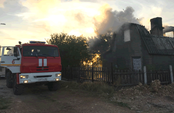 Севастопольские огнеборцы ликвидировали пожар в отдельно стоящем садовом доме в районе мыса Фиолент