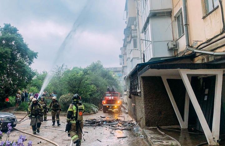 Севастопольские огнеборцы ликвидировали пожар в многоквартирном доме в Нахимовском районе