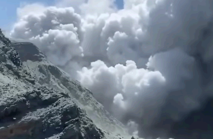 Извержение вулкана в Новой Зеландии: консул РФ о ситуации с туристами