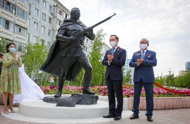 В Якутске торжественно открыли памятник якутским снайперам