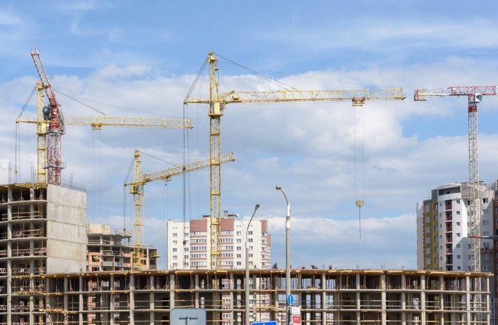 Объем жилого строительства в Петербурге за год сократился более чем на 2 млн кв. метров