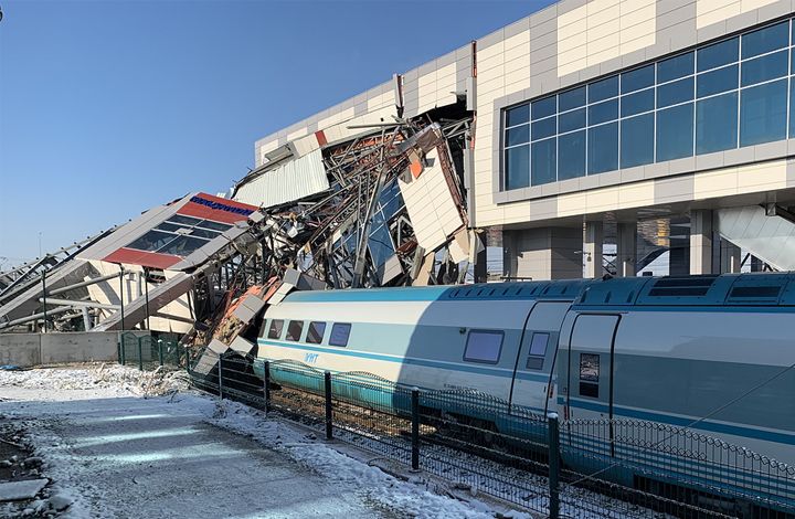 Эксперт по транспорту назвал возможную причину аварии поезда в Анкаре